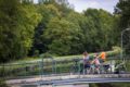 famille à vélo sur un pont au dessus du canal